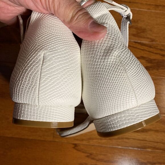 JUSTFAB Amymda Size 11 white flat sandals. NEW - Picture 6 of 9